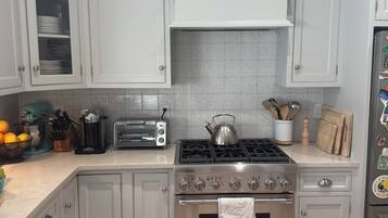 Een koelkast, een magnetron, een oven, een kookplaat