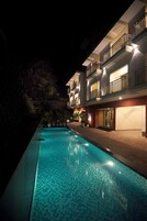 Una piscina al aire libre