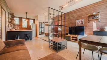 Condo Deluxe | Khu phòng khách | TV màn hình phẳng 25-inch có truyền hình vệ tinh