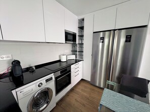 Kühlschrank, Mikrowelle, Ofen, Herdplatte