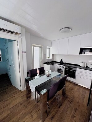 雪櫃、微波爐、焗爐、爐具