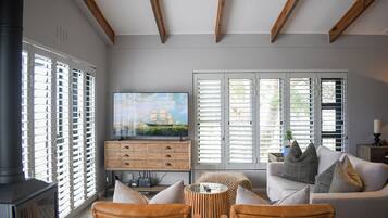 Smart-tv, een open haard en boeken