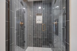 Douche, sĂšche-cheveux, serviettes fournies