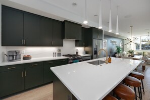 Een koelkast, een magnetron, een oven, een kookplaat