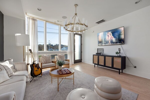 Een televisie en een kantoor