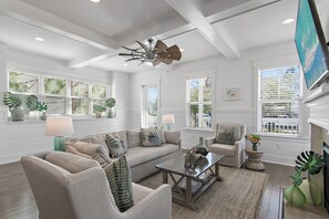 Smart TV, fireplace, stereo - Pearl House: Luxury Retreat with Bikes and Golf Cart, and Pond & Nature Views, Pickleball Courts! (Santa Rosa Beach)