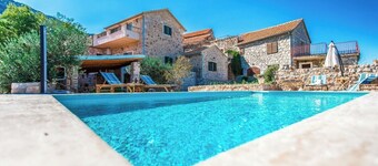 Villa Natura- private pool and spectacular view in charming Pitve