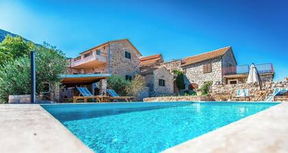 Villa Natura- private pool and spectacular view in charming Pitve