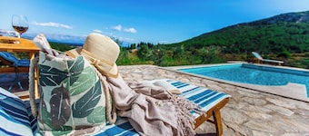 Villa Natura- private pool and spectacular view in charming Pitve