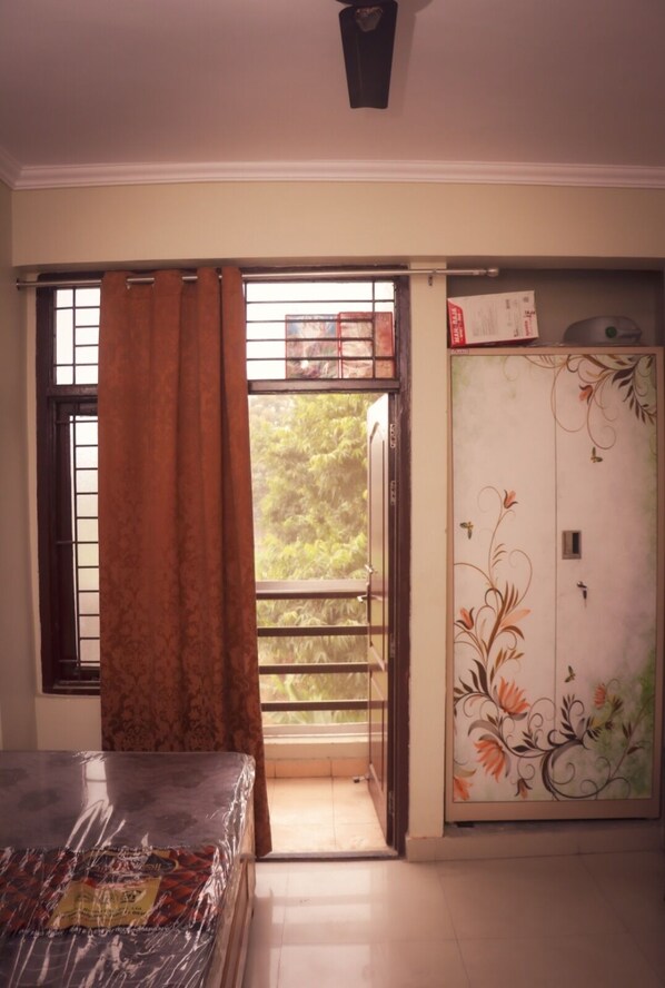 Balcony - Happy Home - 10 Mins From Sangam River (Karchana)