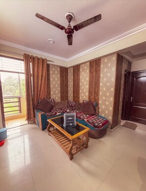 Leilighet, balkong, hageutsikt | Oppholdsområde