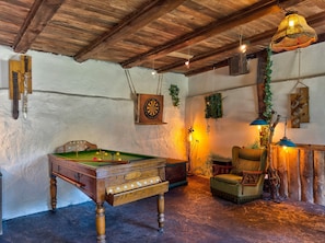 Game room - Cottage With Sauna, Pub & Terrace By The River Nestled In Nature (59-600 Płóczki Górne)