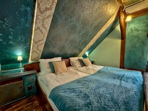 2 bedrooms, desk, WiFi, bed sheets