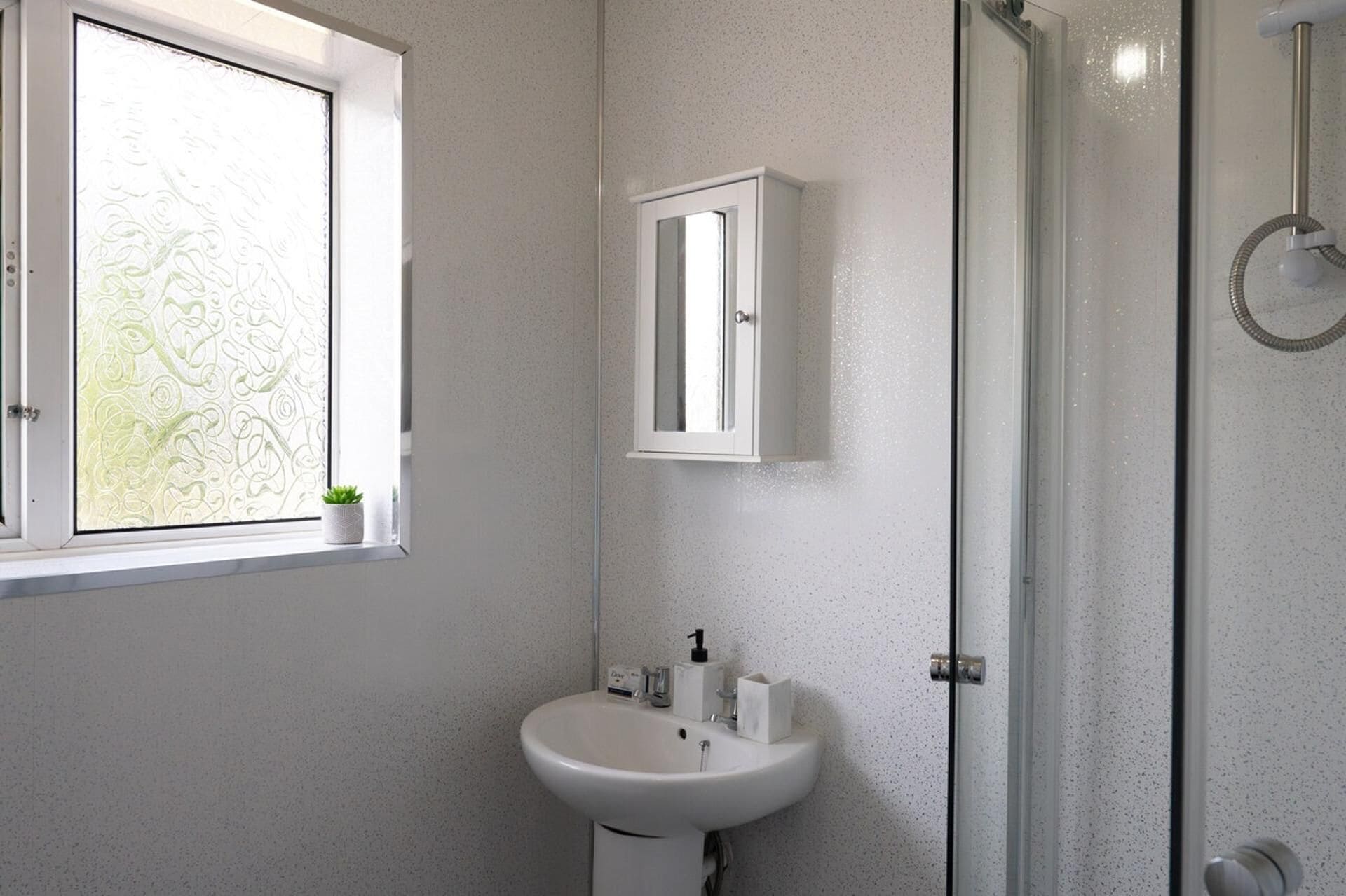 Apartment | Bathroom | Shower, hair dryer, towels, toilet paper