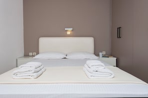 Apartment, 2 Bedrooms, Non Smoking, Pool View | Iron/ironing board