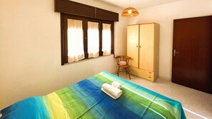 2 bedrooms, iron/ironing board, bed sheets