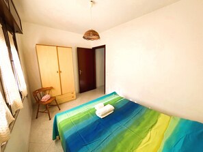 2 bedrooms, iron/ironing board, bed sheets