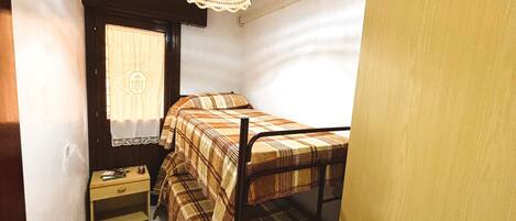 2 bedrooms, iron/ironing board, bed sheets