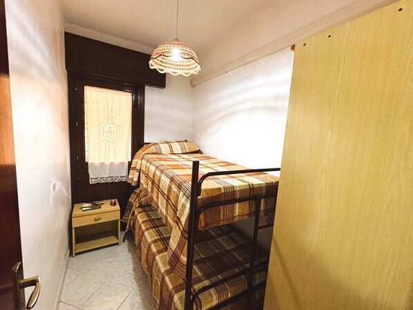 2 bedrooms, iron/ironing board, bed sheets