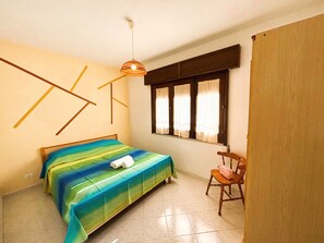 2 soverom, strykejern/-brett og sengetøy