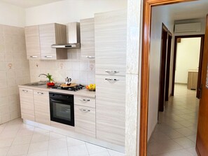 Fridge, oven, stovetop, coffee/tea maker