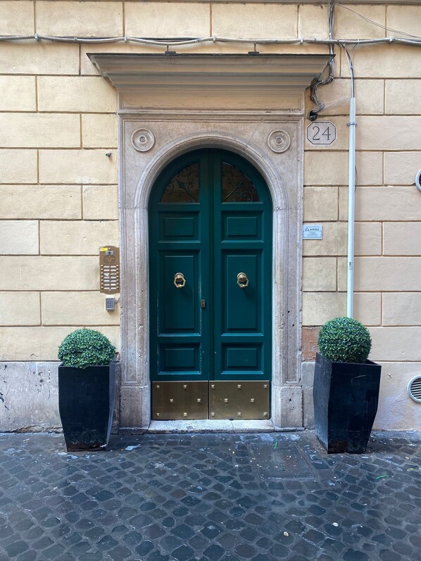 Exterior detail - Tiferet Home - Elegant Holiday Home in the Spanish Steps (Roma)