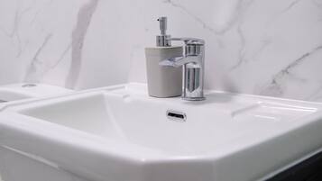 Dusch, hårtork, handdukar och tvål