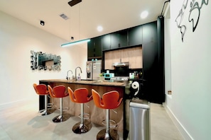 Interior - 3 Mi to Dtwn: Modern Townhome w/ Yard in Houston (Houston)