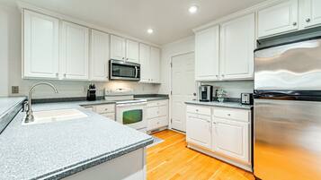 House (4 Bedrooms) | Interior