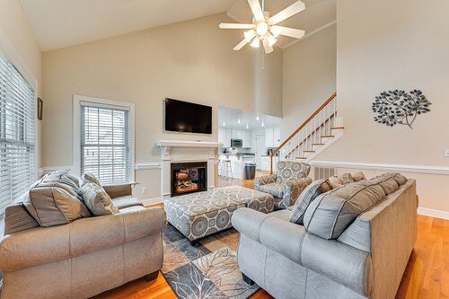 9 Mi to Dtwn: Greenville Home w/ Screened Patio!