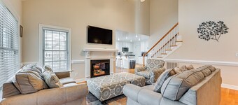 9 Mi to Dtwn: Greenville Home w/ Screened Patio!