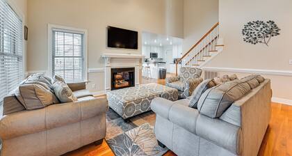 9 Mi to Dtwn: Greenville Home w/ Screened Patio!