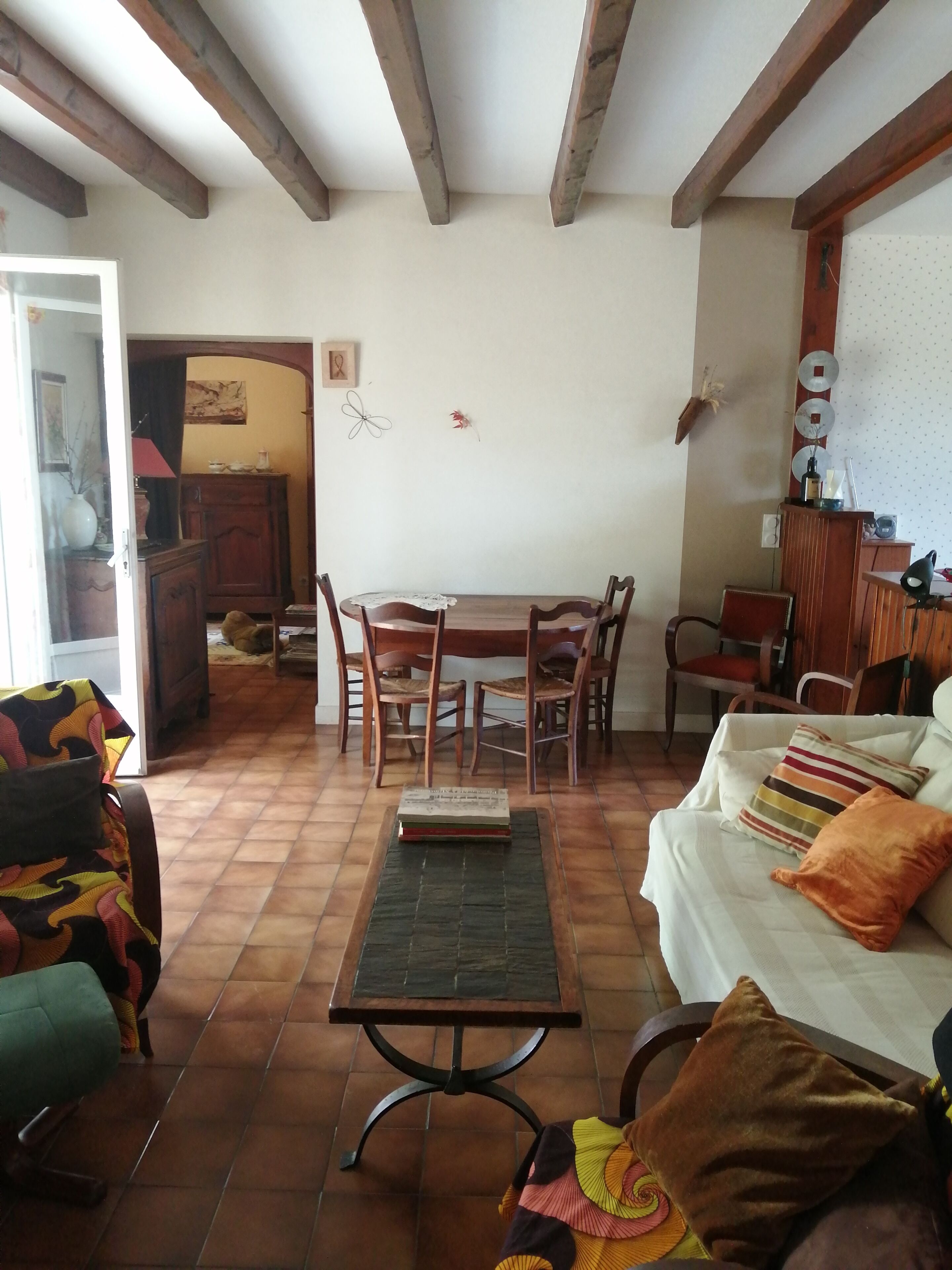 TV connectée, lecteur de DVD, livres