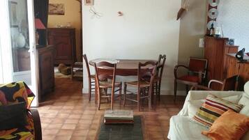 TV connectée, lecteur de DVD, livres