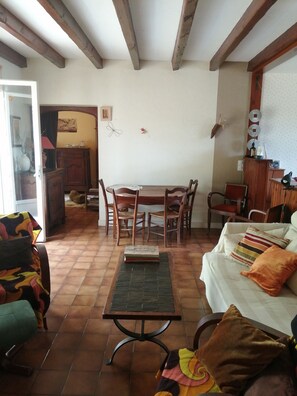 Una Smart TV, un reproductor de DVD, libros