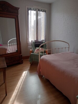 3 室のベッドルーム、アイロン / アイロン台、旅行用ベビーベッド、WiFi (無料)