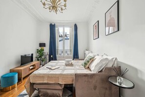 1 soverom, skrivebord, strykejern/-brett og reiseseng for barn