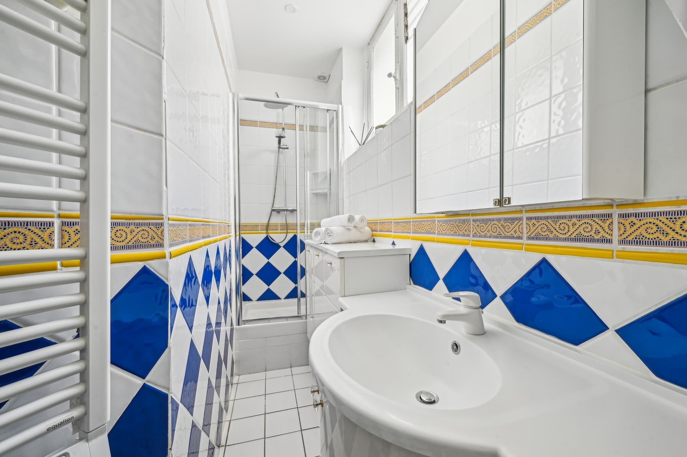 Douche, sèche-cheveux, serviettes fournies