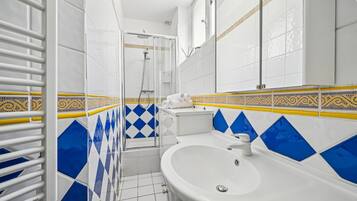 Douche, sèche-cheveux, serviettes fournies