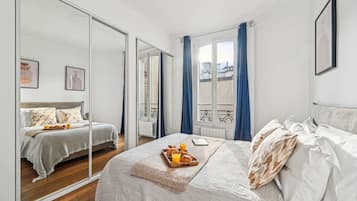 1 chambre, bureau, fer et planche à repasser, lit parapluie