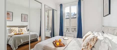 1 dormitorio, escritorio, tabla de planchar con plancha y cuna de viaje