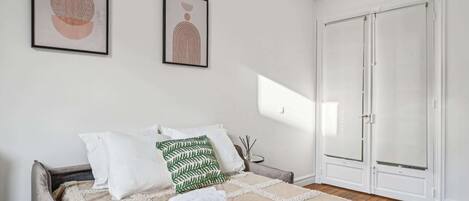 1 dormitorio, escritorio, tabla de planchar con plancha y cuna de viaje