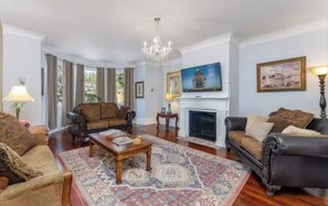 Smart-tv, een dvd-speler, boeken en een filmbibliotheek