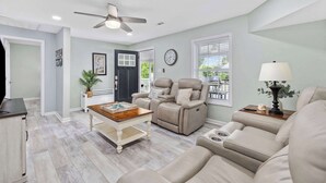 TV, fireplace - Seashell Retreat 3/2 By Beach Star (Murrells Inlet)