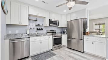 Réfrigérateur, micro-ondes, four, plaque de cuisson