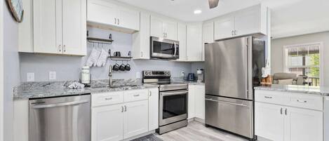 Kjøleskap, mikrobølgeovn, ovn og kokeplater