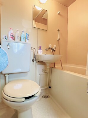 Hair dryer, towels, soap, toilet paper - Along the airport line and 2 minutes from the nearest station, Japanese-style rooms with private bathrooms have excellent access [ 201]. (大阪市西成区花園北)