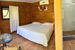 1 bedroom, in-room safe, iron/ironing board, WiFi - Bungalow Tombo Beach: (Jardim Guaiuba Guarujá)