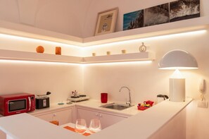 Kühlschrank, Mikrowelle, Herdplatte, Wasserkocher mit Kaffee-/Teezubehör