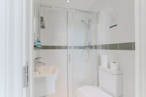 Shower, hair dryer, towels, soap - Stylish & Bright Studio in Kensington  (London)